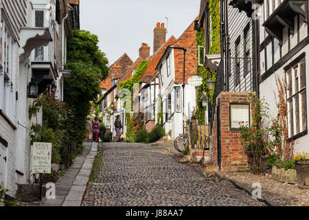 Frühling-Nachmittag auf Mermaid Straße in Roggen, East Sussex, England. Stockfoto