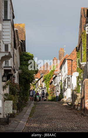 Frühling-Nachmittag auf Mermaid Straße in Roggen, East Sussex, England. Stockfoto