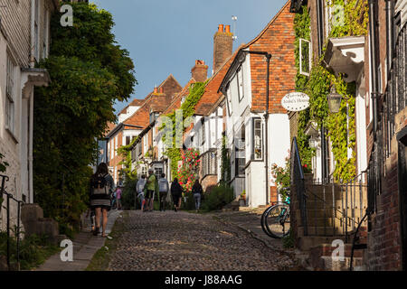 Frühling-Nachmittag auf Mermaid Straße in Roggen, East Sussex, England. Stockfoto