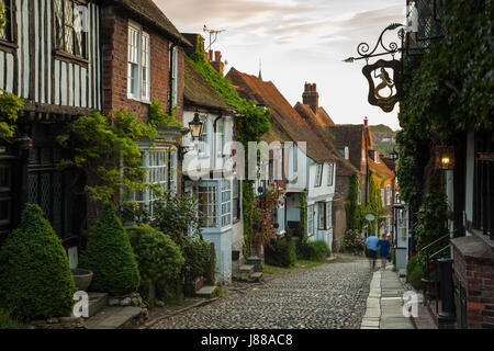 Sonnenuntergang am Mermaid Street in Rye, East Sussex. Stockfoto