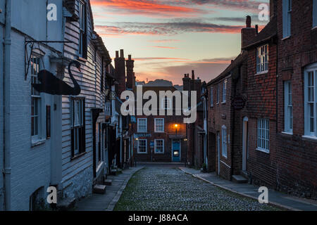 Sonnenuntergang auf der West Street in Roggen in East Sussex, England. Stockfoto