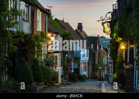 Sonnenuntergang am Mermaid Street in Rye, East Sussex, England. Stockfoto