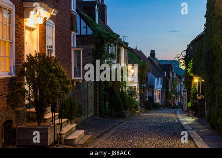 Am Abend auf der ikonischen Meerjungfrau-Straße in Rye, East Sussex, England. Stockfoto