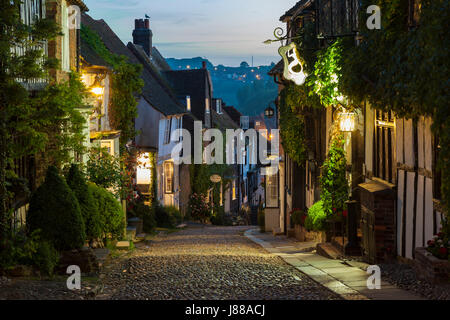 Abend auf Mermaid Street in Rye, East Sussex. Stockfoto