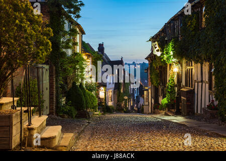 Am Abend auf der ikonischen Meerjungfrau-Straße in Rye, East Sussex, England. Stockfoto