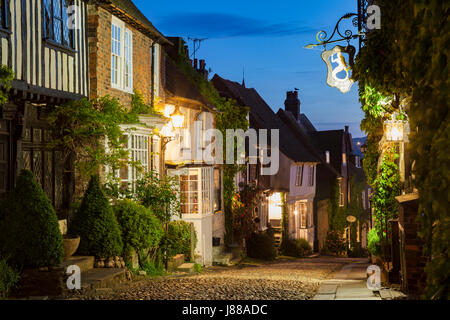 Am Abend auf der ikonischen Meerjungfrau-Straße in Rye, East Sussex, England. Stockfoto