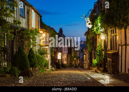 Am Abend auf der ikonischen Meerjungfrau-Straße in Rye, East Sussex, England. Stockfoto