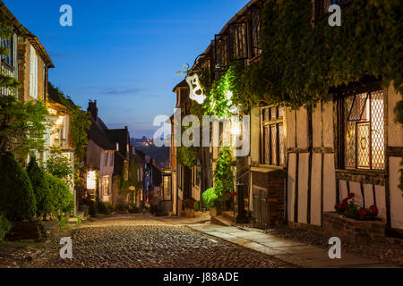 Am Abend auf der ikonischen Meerjungfrau-Straße in Rye, East Sussex, England. Stockfoto