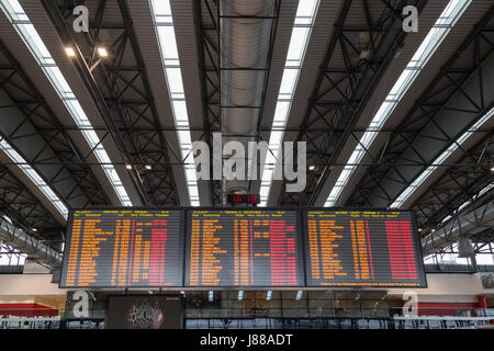 Prag, Tschechische Republik - 21. März 2017: Flug-Info-Tafel am Prager Flughafen Stockfoto