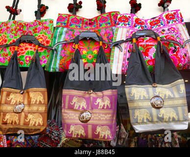 Fröhlichen Taschen zum Verkauf in Siem Reap, Kambodscha Stockfoto