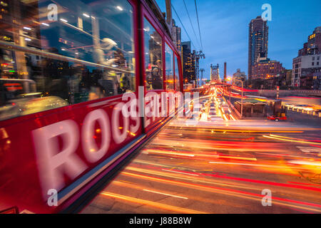 Roosevelt Island Tramvay in E 59th St & 2nd Avenue bei Nacht. Es verbindet Roosevelt Island und Upper East Side von Manhattan Stockfoto