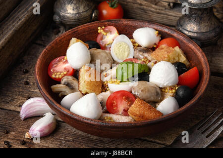 Caesar Salat mit gegrilltem Hähnchen, Croutons, Wachteleier, Tomaten und Käse Stockfoto