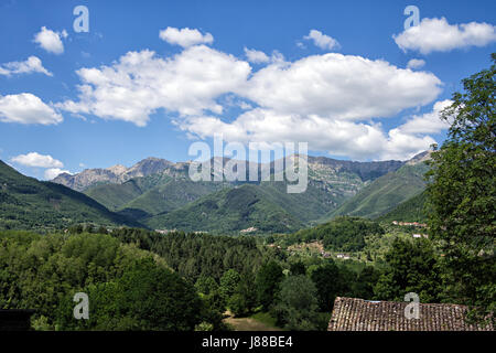 Die Hügel von Lunigiana, Italien. Sonnigen Frühling Tag, sichtbare Hügeldörfer. Stockfoto