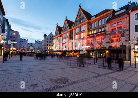 Beleuchtete Neuhauser Straße und Karlsplatz Tor in München am Abend, Deutschland Stockfoto