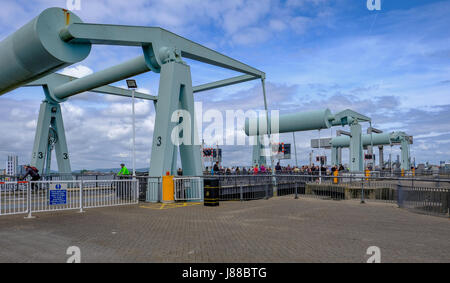 Bucht von Cardiff, Wales - 21. Mai 2017: Sperrfeuer, Menschen, überqueren die Sperren auf die Flut an einem strahlend sonnigen blauen Himmel Tag Stockfoto