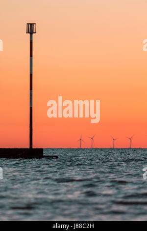 Sonnenuntergang am Minnis Bucht mit Windpark Stockfoto