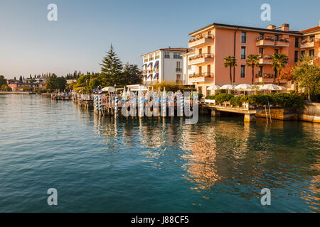 Romantische Cafe am Ufer Garda Sees in Sirmione, Italien Stockfoto