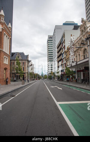 Perth, WA, Australien-November 16,2016: Stadtstraße Perspektive mit Menschen und Swan Bell Tower in der Innenstadt von Perth, Westaustralien Stockfoto