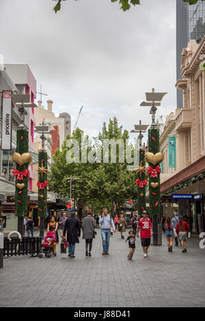 Perth, WA, Australien-November 16,2016: Passanten in der Hay Street Mall an einem bewölkten Tag in der Innenstadt von Perth, Westaustralien. Stockfoto