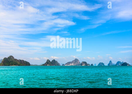 Phang Nga Bay-Landschaft, Andamanensee, Süd-Thailand an einem schönen Tag mit Wolken am blauen Himmel Stockfoto