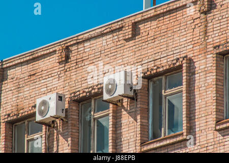 Klimaanlagen auf der Wand eines alten Backstein-Gebäude. Stockfoto