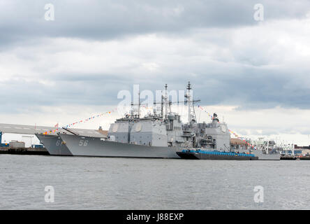 Zwei Kreuzer der Ticonderoga-Klasse, die USS Monterey und der USS Jacinto waren in Red Hook, Brooklyn Fleet Woche 2017 festgemacht. 27. Mai 2017 Stockfoto