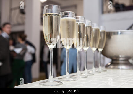 Catering-Service. Gläser mit Wein in Zeile Hintergrund auf Restaurant-party Stockfoto