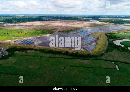 Solar-Panel-Feld in der Nähe von Edgeboro Deponie in East Brunswick, New Jersey Stockfoto