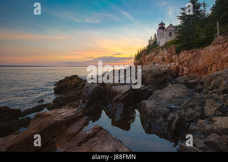 Am frühen Abend Sonnenuntergang auf felsigen Küste Maines am Bass Harbor Head Lighthouse im Acadia National Park auf Mount Desert Isle. Stockfoto