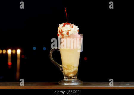 Erdbeere und Vanille Eisbecher auf schwarzem Hintergrund Stockfoto