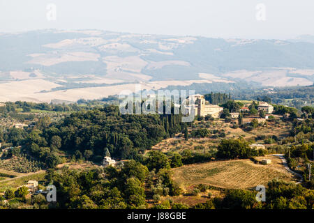 Aerial View von Weinbergen und Feldern in der Nähe von Montalcino, Toskana, Italien Stockfoto