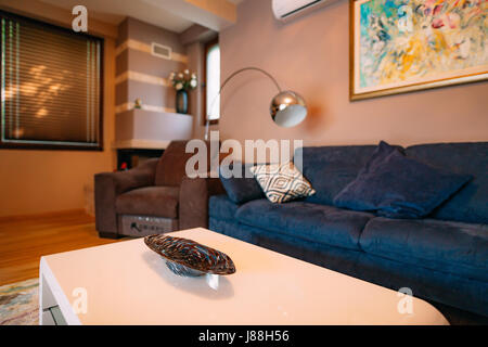 Couchtisch. Das Interieur der Wohnung. Hotelzimmer, Wohnzimmer. Stockfoto