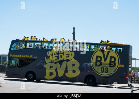Berlin, Deutschland - 27. Mai 2017: BVB-Fans / Borussia Dortmund Fan Bus am Tag des DFB-Pokal Finale in Berlin. Stockfoto