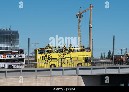 Berlin, Deutschland - 27. Mai 2017: BVB-Fans / Borussia Dortmund Fan Bus am Tag des DFB-Pokal Finale in Berlin. Stockfoto