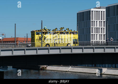 Berlin, Deutschland - 27. Mai 2017: BVB-Fans / Borussia Dortmund Fan Bus am Tag des DFB-Pokal Finale in Berlin. Stockfoto