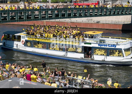 Berlin, Deutschland - 27. Mai 2017: viele BVB-Fans / Borussia Dortmund Fans auf Boot, Fluss und Brücke in Berlin am Tag des DFB-Pokal Finale. Stockfoto