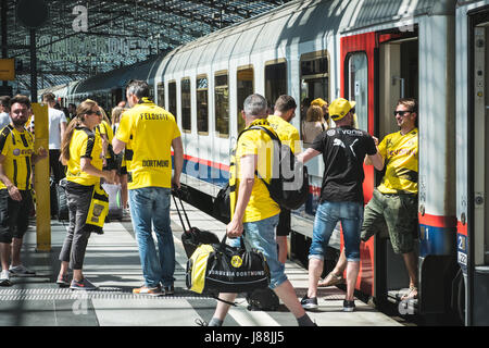 Berlin, Deutschland - 27. Mai 2017: BVB-Fans / Borussia Dortmund Fans Ankunft am Bahnhof in Berlin am Tag des DFB-Pokal Finale. Stockfoto