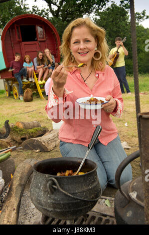 Xanthe Clay kochen auf dem Campingplatz bei Southwood Farm, Christow, Devon, UK, mit traditionellen Methoden. Stockfoto