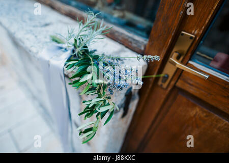 Hochzeit Bouquet von Lavendel mit Band auf einem Stein Hintergrund Stockfoto