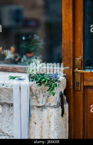 Hochzeit Bouquet von Lavendel mit Band auf einem Stein Hintergrund Stockfoto
