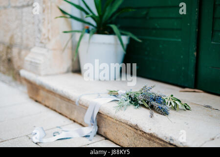 Hochzeit Bouquet von Lavendel mit Band auf einem Stein Hintergrund Stockfoto