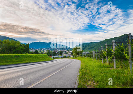 Chiasso, Kanton Tessin, Schweiz. Ansicht der Stadt der italienischen Schweiz, an einem schönen Morgen mit blauem Himmel und weißen Wolken Stockfoto