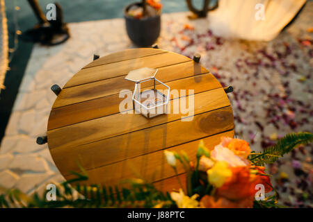 Trauringe in einem Glaskasten für Ringe. Hochzeit Schmuck. Stockfoto