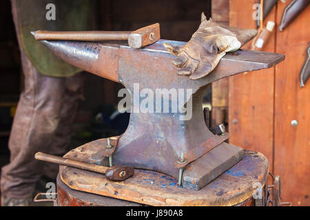 Detail-Aufnahme der Hammer auf Schmied Amboss Stockfoto