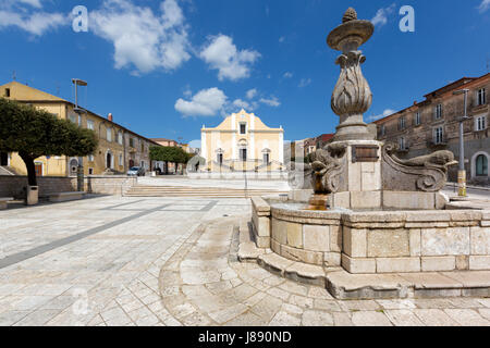 Cerreto Sannita (Benevento, Italien) - Collegiata San Martino und Delfini Brunnen Stockfoto