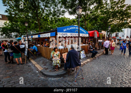 PARIS - 1. Juli: Place du Tertre in Montmartre, Paris mit Straßenkünstlern und Malereien auf 1. Juli 2013. Das Gebiet zog einmal berühmte moderne Künstler Stockfoto