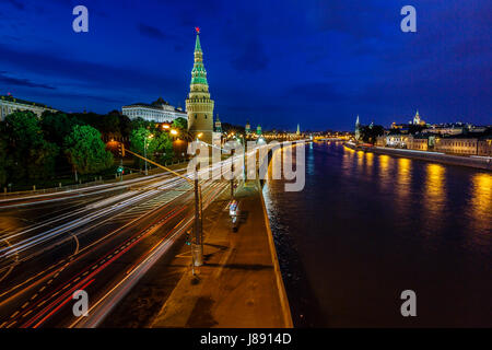 Moskauer Kreml und Moskwa beleuchtet am Abend, Russland Stockfoto