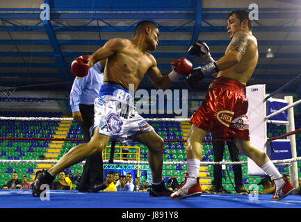 Nicaraguas Rene Gonzalez windet sich, während der WBA Super Federgewicht-Weltmeisterschaft in San José Costa Ricas Bryan "Tiquito" Vasquez Punsch, Stockfoto