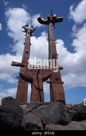 Skulptur am Ende eines Piers in Costa Teguise, Lanzarote, Kanarische Inseln, Spanien Stockfoto