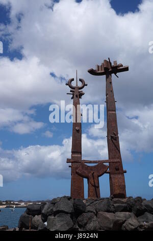 Skulptur am Ende eines Piers in Costa Teguise, Lanzarote, Kanarische Inseln, Spanien Stockfoto